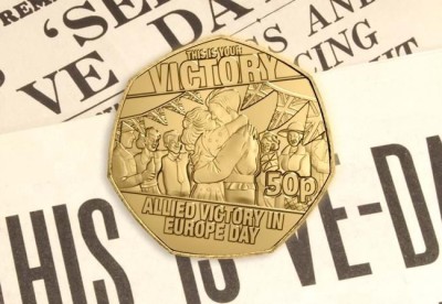 Falkland Islands - 2025 VE DAY 50p - Moneda Comemorativa - placata cu aur foto