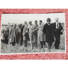 Fotografie tip carte postala, ministrul V. Nitescu in vizita de lucru, 1933