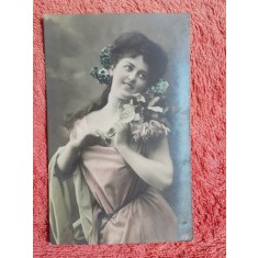 Fotografie tip carte postala, tanara cu flori, inceput de secol XX