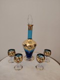 Set vintage Bohemia din cristal &ndash; decantor cu dop și 4 pahare pentru lichior, decor aurit și albastru cobalt