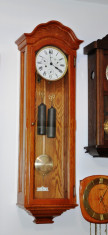 Ceas de perete cu pendula si 2 greutati Hermle- calendar foto