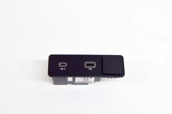 USB JAGUAR F-PACE X761 2022 OEM: L8B2-19E110-CD 15988449
