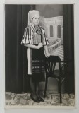 TANARA IN COSTUM POPULAR , IN STUDIO , FOTOGRAFIE FORMAT CARTE POSTALA , INTERBELICA