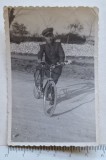 Fotografie militar rom&acirc;n cu bicicletă &ndash; uniformă anii 1950&ndash;1960 &ndash; vintage original