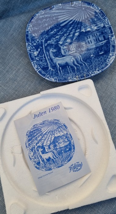FARFURIE - APLICA VINTAGE DIN PORTELAN SUEDIA,1980 IN CUTIA ORIGINALA