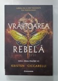 VRAJITOAREA REBELA , SERIA &#039; MOLIA STACOJIE &#039; VOLUMUL 2 de KIRSTEN CICCARELLI , 2025