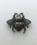 Brosa cu design artistic reprezentand o albina