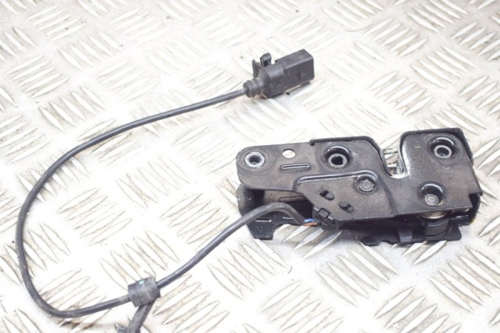 &Icirc;ncuietoare capota AUDI Q5 8R 2017 OEM: 8K0823509F | 17510834