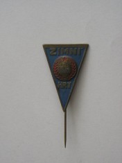 QW9 N4 13 - insigna - comunism - inscriptia ZIMNI DSO SOKOL HRY