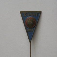M3 N4 13 - insigna - comunism - inscriptia ZIMNI DSO SOKOL HRY