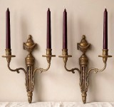 Eleganta pereche de aplice &icirc;n stilul francez Empire pentru lum&acirc;nări (sfeșnice) cu două brațe, realizate din bronz masiv