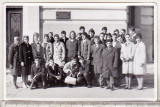 Bnk foto - Iasi - Studenti la intrarea studentilor Universitatea Al I Cuza, Alb-Negru, Romania de la 1950, Cladiri