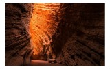 Tablou Canvas, "Strălucirea soarelui &icirc;n peșteră roșiatică", Roci, St&acirc;nci, Umbre, Lumină, Texturi, Ad&acirc;ncime, Peisaj, Natural, Forme, Spectaculos, 39 x