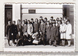 Bnk foto - Iasi - Studenti la intrarea studentilor Universitatea Al I Cuza, Alb-Negru, Romania de la 1950, Cladiri