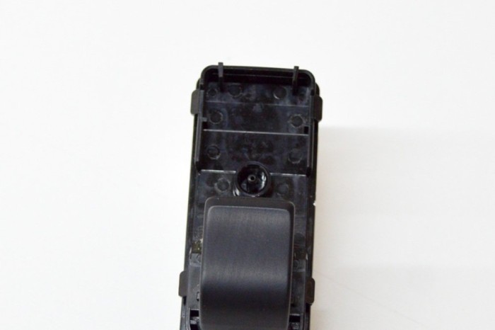 Buton geam ușă dreapta față MAZDA CX-3 DK 2018 OEM: D09H66370 15454675