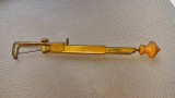 G308-I-Raritate: Masina cusut manuala mica veche VICTORIA-SZBD anii 1900 maxim interbelica alama masiva si lemn stare foarte buna lungime cca 20 cm.