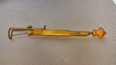 G308-I-Raritate: Masina cusut manuala mica veche VICTORIA-SZBD anii 1900 maxim interbelica alama masiva si lemn stare foarte buna lungime cca 20 cm.