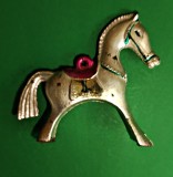 Căluț vintage Rom&acirc;nia ornament brad din perioada comunistă,1960 h 4.8 cm/5 cm, plastic gol, lipsă mic segment la nivel piept (vezi foto)