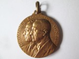 Italia medalia comemorativa:Giovanni(fondatorul uzinelor auto Fiat) si fiul sau Edoardo Agnelli(vicepresedinte Fiat,Juventus,IFI)1956,diametrul:35 mm
