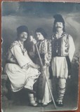 Fotografie tip carte postala, doi barbati si o femeie in port popular romanesc, 1925