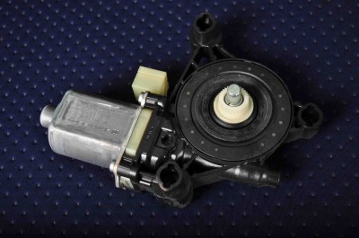 Motor macara geam ușă st&amp;acirc;nga față VW GOLF VII 5G1, BQ1, BE1, BE2 2014 OEM: 5Q0959801B 2572667 foto