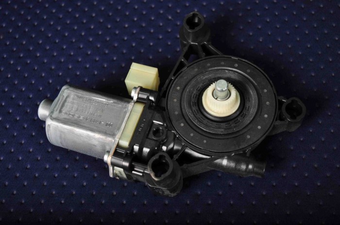Motor macara geam ușă st&acirc;nga față VW GOLF VII 5G1, BQ1, BE1, BE2 2014 OEM: 5Q0959801B 2572667