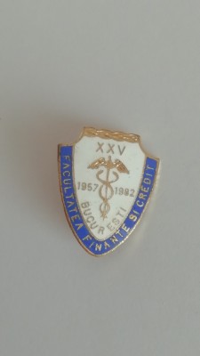 QW9 I 46 - Insigna - invatamant - comunism - Facultatea finante credit 1982 foto