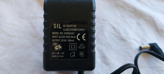 ALIMENTATOR 9V -300mA , MODEL VD090030C , FUNCTIONEAZA .