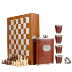 Set format din 4 piese: Caseta din lemn cu 4 pahare, sticla whiskey si joc sah, model Pufo Clasic, maro deschis foto
