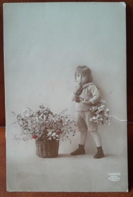 Carte postala, copil cu flori, 1925 foto