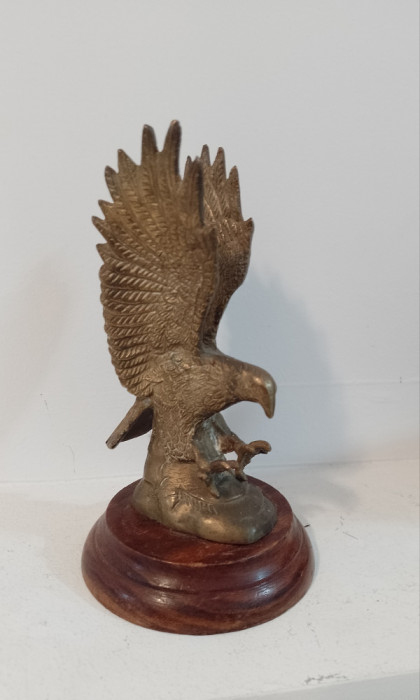 Vultur din bronz pe soclu din lemn ,stare excelenta