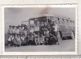 Bnk foto Excursionisti langa autocar TV2, Alb-Negru, Romania de la 1950, Transporturi