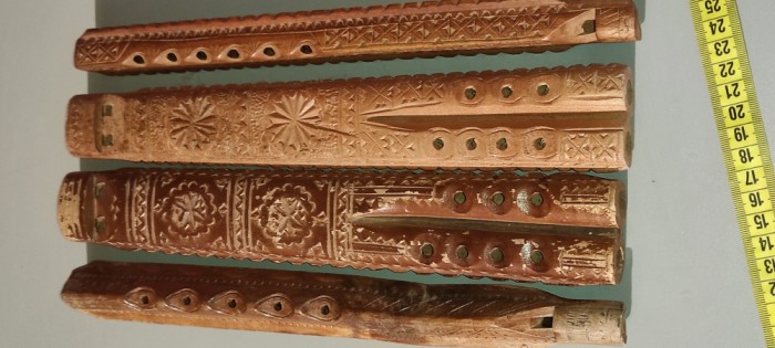 Pt. colectionari - 4 fluiere din lemn modele deosebite lungime cca. 32 CM