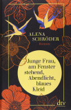 Junge Frau, am Fenster stehend, Abendlicht, blaues Kleid | Alena Schroder