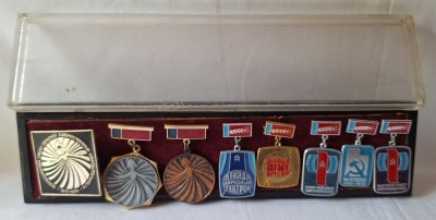 Set de 8 bucati medalii si insigne - Uniunea sovietica, anii 1970, in cutia originala - insigna comemorativa foto