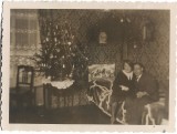 P2764N Familie de sași cu brad de Crăciun și copil cu jucării, 1937-1940, Transilvania, lot de 3 fotografii