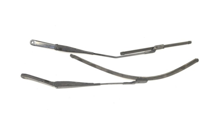 Braț ștergător față FORD FIESTA VI 2015 OEM: 8A61-17526-CF,8A61-17526-DE 14187822