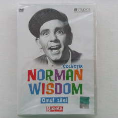NORMAN WISDOM - OMUL ZILEI, DVD, [ NOU, ÎN ȚIPLĂ]. SUBTITRARE ROMANA