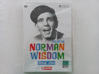 NORMAN WISDOM - OMUL ZILEI, DVD, [ NOU, &amp;Icirc;N ȚIPLĂ]. SUBTITRARE ROMANA foto