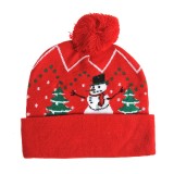 Caciula rosie cu om de zapada si brazi