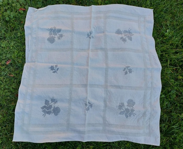 Fata de masa marcata pentru lucru manual model cusatura in cruciulita, 85cm x 83cm