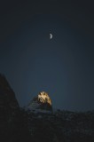 Tablou Canvas, "Luna deasupra v&acirc;rfului de munte", Lună, St&acirc;ncă, Zăpadă, Noapte, Contrast, Mister, Natură., 26 x 39 cm, CMCLASS