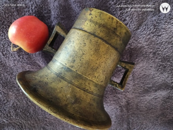 mojar mare bronz ,cu manere rotunde , circa 25 cm inaltime , diametru la parte superioara circa 17cm