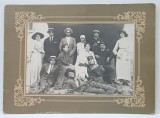 FOTOGRAFIE DE GRUP , IN MEDIUL URBAN , TINERE SI TINERI , FOTOGRAFIE CU PASPARTU , INCEPUT DE SECOL XX