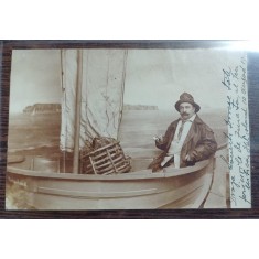 Fotografie tip carte postala de atelier - om in barca de pescuit