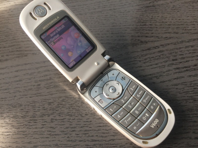 TELEFON CU CLAPETA DE COLECTIE MOTOROLA V600.CITITI VA ROG CU ATENTIE DESCRIEREA foto