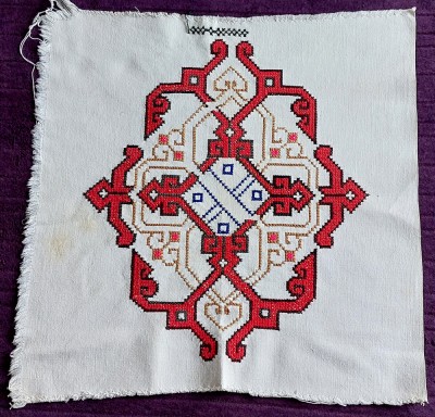 Mileu popular cusut de mana, cusatura vintage traditionala 44 x 43 cm foto