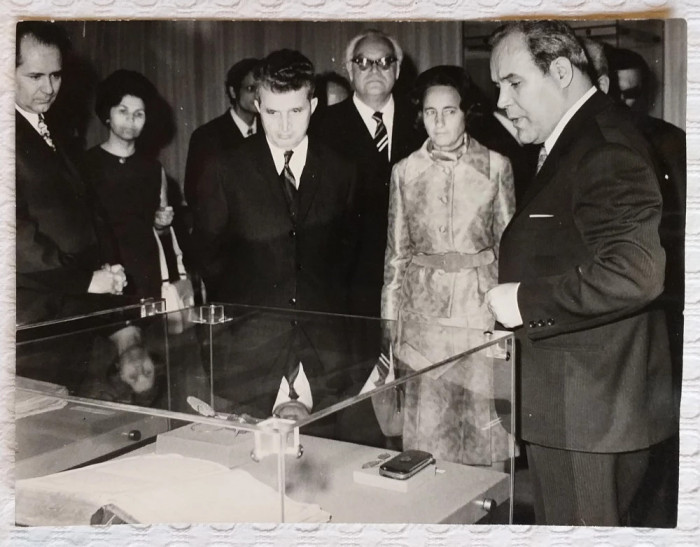 Nicolae Ceausescu si Elena in vizita de lucru - fotografie veche de presa