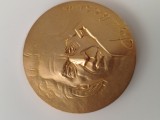 Medalie bronz placat cu aur , Sergiu Celibidache , ilustru dirijor . Verso ,cladirea Ateneului Roman .Diametru 60 mm