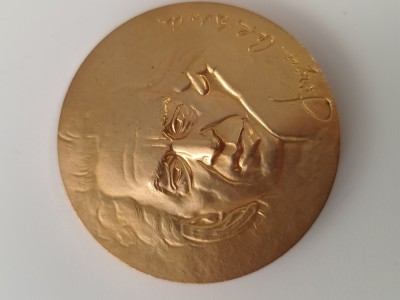 medalie bronz placat cu aur , Sergiu Celibidache , ilustru dirijor . Verso ,cladirea Ateneului Roman .Diametru 60 mm foto